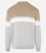 Suéter de punto color beige con bloques de color marrón, blanco y beige claro. Tiene cuello redondo y mangas largas.