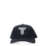 Gorra tipo trucker color negro con panel frontal rígido, visera curva y parte trasera de malla. Presenta un logo bordado en color blanco en el frente.