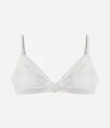 Top de bikini blanco con diseño de media taza, breteles finos y detalle de aplique frontal con forma de concha.