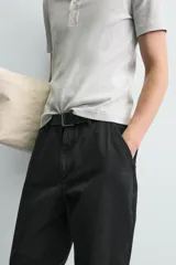 Pantalón de corte carrot fit confeccionado en tejido de algodón con estructura diagonal y efecto lavado. Presenta bolsillos frontales con bolsillo cerillero, bolsillos traseros de plastrón y cierre frontal con cremallera y botón.