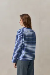 Remera de manga larga a rayas azules y blancas, de calce relajado, confeccionada en algodón con cuello redondo.