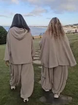 Pantalón de punto holgado con diseño tipo babucha, cuenta con cintura elástica, bolsillos laterales y puños ajustados en los tobillos.