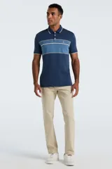 Polo de manga corta con diseño de bloques de color y rayas horizontales en tonos azules. Presenta cuello clásico con tapeta de tres botones y el logo del pingüino bordado en el pecho.