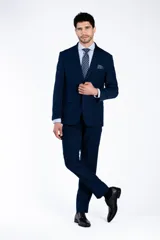 Traje de dos piezas marca Florenzi, compuesto por saco de dos botones y pantalón de vestir, en color azul profundo. Presenta un corte slim fit que realza la silueta.