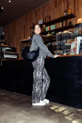 Pantalón de jean con estampado animal print de leopardo en tonos marrones y negros, de corte recto y tiro alto.