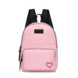 Mochila urbana de diseño acolchado en color rosado, con compartimento principal y bolsillo frontal con cierre. Presenta correas negras ajustables y un detalle de corazón rojo en la parte inferior.