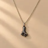 Collar de plata 925 con cadena eslabonada y dije en forma de bota de patín artístico con cuatro ruedas.