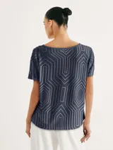 Blusa de manga corta con estampado de cebra en blanco y negro, de corte holgado y cuello redondo.