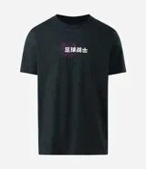 Remera de algodón color negro, con cuello redondo, mangas cortas y calce cómodo. Presenta una estampa frontal centrada con caracteres orientales en blanco sobre un diseño floral en tono fucsia.
