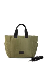 Cartera tipo tote de diseño capitoneado en color marrón claro, con doble asa de mano negra y bolsillos laterales. Presenta un diseño acolchado con líneas verticales en el frente y rombos en los laterales, e incluye una etiqueta decorativa con logo.