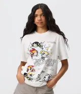 Remera blanca de algodón con cuello redondo, mangas cortas y estampa frontal de Las Chicas Superpoderosas con elementos gráficos de la serie.