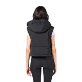 Campera larga tipo puffer color negro, con diseño acolchado, cierre frontal completo, cuello alto y capucha desmontable.
