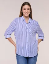 Camisa de corte clásico y silueta relajada con cuello camisero tradicional, cartera frontal con botones, bolsillo en el pecho y mangas largas con presillas para arremangar, confeccionada en tejido liviano con patrón de rayas verticales en tonos azul y blanco.