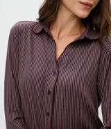 Pijama de dos piezas compuesto por una camisa de manga larga con cuello clásico, cierre frontal de botones y detalle de ribete, y un pantalón largo de corte recto. Ambas prendas presentan un diseño de rayas verticales finas en tono oscuro.