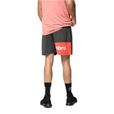 Bermuda deportiva Umbro color gris oscuro melange, con cintura elástica con logo estampado, logo de la marca en el ruedo y detalles laterales en color rojo.