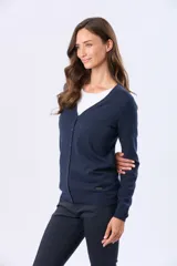Cardigan clásico azul marino de manga larga, con escote en V y cierre frontal de botones.