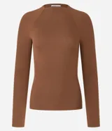Blusa de manga larga con diseño ajustado, confeccionada en tejido acanalado de viscosa con elastano. Presenta cuello redondo y sisas raglán.