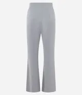 Pantalón deportivo flare en color gris, confeccionado en mezcla de viscosa y poliéster, con cintura de pretina fija y diseño acampanado.