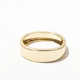 Brazalete rígido dorado con cierre a presión.