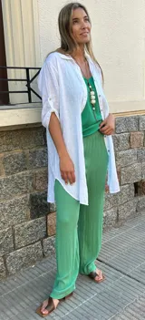 Sobre camisa blanca de lino de corte holgado, con mangas 3/4 y cuello camisero.