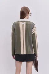 Sweater de punto de calce relajado, con escote redondo y mangas largas, con un diseño a rayas verticales en tonos marrón, beige, negro y crudo.