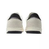 Championes New Balance modelo 440, color beige con detalles en blanco y negro.