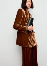 Pantalón de terciopelo marrón, de tiro regular y corte recto y amplio con estructura fluida.