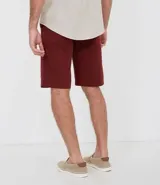 Bermuda de sarga color blanco, de corte recto y diseño básico con bolsillos laterales y traseros.