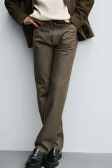 Pantalón de corte regular fit confeccionado en tejido ligero de algodón color marrón. Presenta diseño clásico de cinco bolsillos, cierre frontal con cremallera y botón metálico.