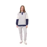 Buzo de estilo deportivo con cuello polo y cierre frontal de botones. Presenta un diseño de bloques de color en gris, blanco y azul marino, con mangas largas y puños elásticos. Incluye logo bordado en el pecho.