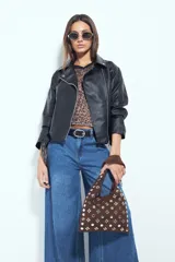 Remera de estilo deportivo con cuello en V y mangas cortas amplias. Presenta un diseño de rayas verticales en tonos marrones, blancos y líneas finas en fucsia, confeccionada en tejido de red.