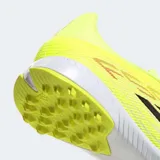 Championes de fútbol Adidas F50 League para césped artificial, con exterior Fiberskin en color amarillo neón y blanco, detalles en negro y mediasuela de EVA para mayor comodidad.
