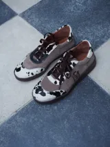 Championes de gamuza azul marino con detalles de estampado animal print de leopardo, cordones azules y suela de goma.