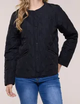 Campera matelaseada color verde militar con diseño capitoneado de rombos, escote redondo sin cuello y cierre frontal con broches a presión. Cuenta con bolsillos frontales oblicuos y ruedo curvo con aberturas laterales.