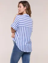 Camisa de algodón con rayas verticales en tonos verde, rosado y blanco. Tiene mangas cortas amplias, escote en V con solapa y botones frontales, y detalle de nudo en el bajo.