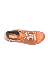 Zapatillas de cuero color marrón con suela de goma con cámara de aire y cordones.