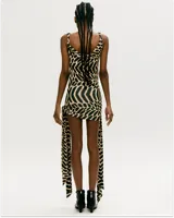 Vestido corto con estampado animal print, de un solo hombro y falda drapeada con lazos laterales.