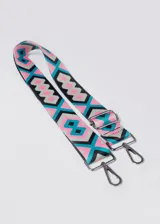 Correa de poliéster con estampado geométrico en tonos rosa, celeste, gris y negro. Tiene ganchos metálicos plateados y hebilla para regular el largo.