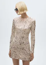 Vestido corto de fiesta confeccionado en tejido de lentejuelas, con diseño entallado, cuello redondo, hombreras y manga larga. Incluye forro interior y cierre de cremallera invisible en la parte posterior.