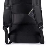 Mochila urbana Baleine modelo Aspen, color negro, con diseño minimalista y compartimento para laptop. Fabricada en poliéster impermeable, cuenta con múltiples bolsillos organizadores, bolsillo trasero oculto de seguridad y correa para sujetar a valijas.