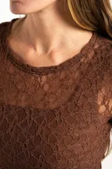 Remera de encaje color marrón, de corte ajustado al cuerpo y manga larga, con cuello redondo.