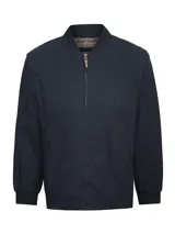 Chaqueta tipo bomber color azul marino, con cierre frontal completo, cuello, puños y pretina en rib. Cuenta con bolsillos laterales y forro interior de franela.