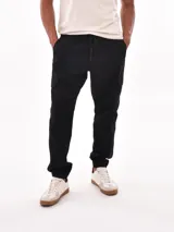 Pantalón jogger negro con bolsillos cargo laterales, cintura elástica con cordón ajustable y puños elásticos en los tobillos.