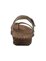 Sandalias planas de cuero para mujer, diseño multicolor con tiras en tonos marrón, verde oliva y rojo, ajuste con hebilla lateral y suela con detalle de corcho.