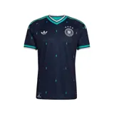 Camiseta de fútbol Adidas de la selección de Alemania, modelo Away. Diseño en color azul marino con patrón sutil de rombos, detalles en verde agua y blanco en cuello y mangas, logo de Adidas Originals y escudo de la federación alemana.