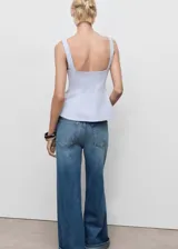 Top de algodón color celeste con escote cuadrado, tirantes anchos, diseño evasé y cierre de cremallera lateral.