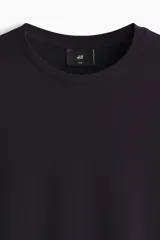 Remera de algodón liviano en color negro, con cuello redondo ribeteado, mangas cortas y corte slim fit.