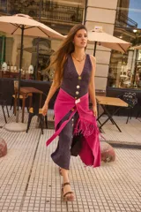 Sobre falda fucsia de gamuza con flecos.