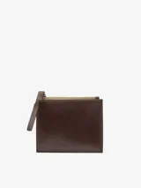 Monedero mediano de piel bovina de curtición vegetal, color rojo, con textura craquelada. Posee un compartimento principal con cierre de cremallera y un tarjetero en la parte trasera.