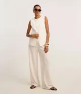 Pantalón wide leg color crudo, con cintura elástica ajustable con cordón y textura.